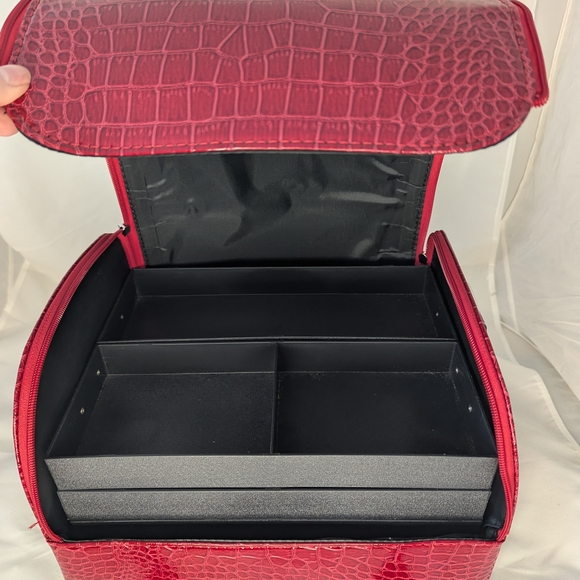 Make-Up Case - Elegant Red Crocodile-Embossed Make-Up Bag - Picture 6 of 10